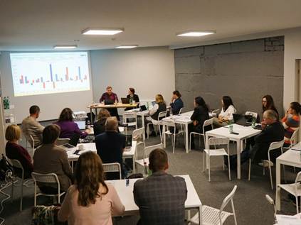 Slika, ki vsebuje besede stol, zaprt prostor, oblačila, oseba
Vsebina, ustvarjena z UI, morda ni pravilna.