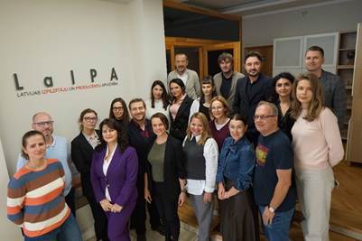 Slika, ki vsebuje besede oblačila, oseba, človeški obraz, nasmeh
Vsebina, ustvarjena z UI, morda ni pravilna.